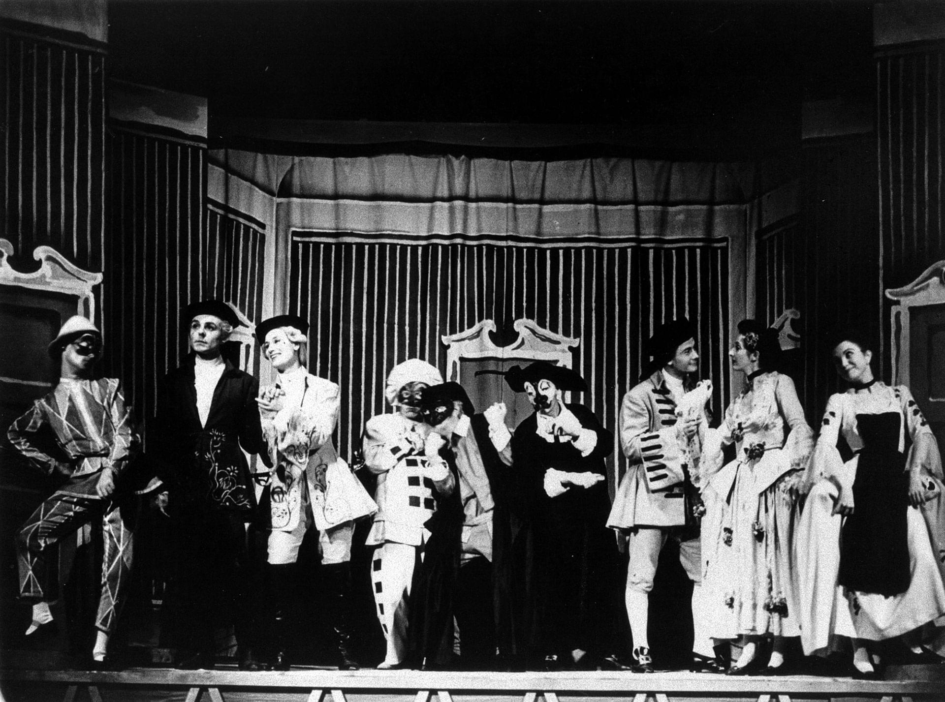 La compagnia di <em>Arlecchino</em> in palcoscenico - Archivio Piccolo Teatro di Milano