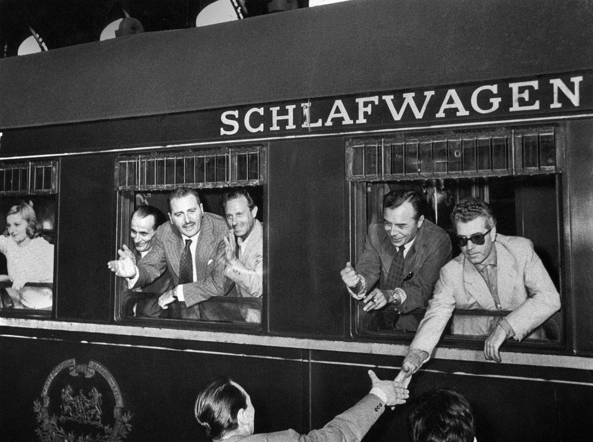 1954. Alla stazione in partenza per la tournée in Austria e Germania - Archivio Piccolo Teatro di Milano