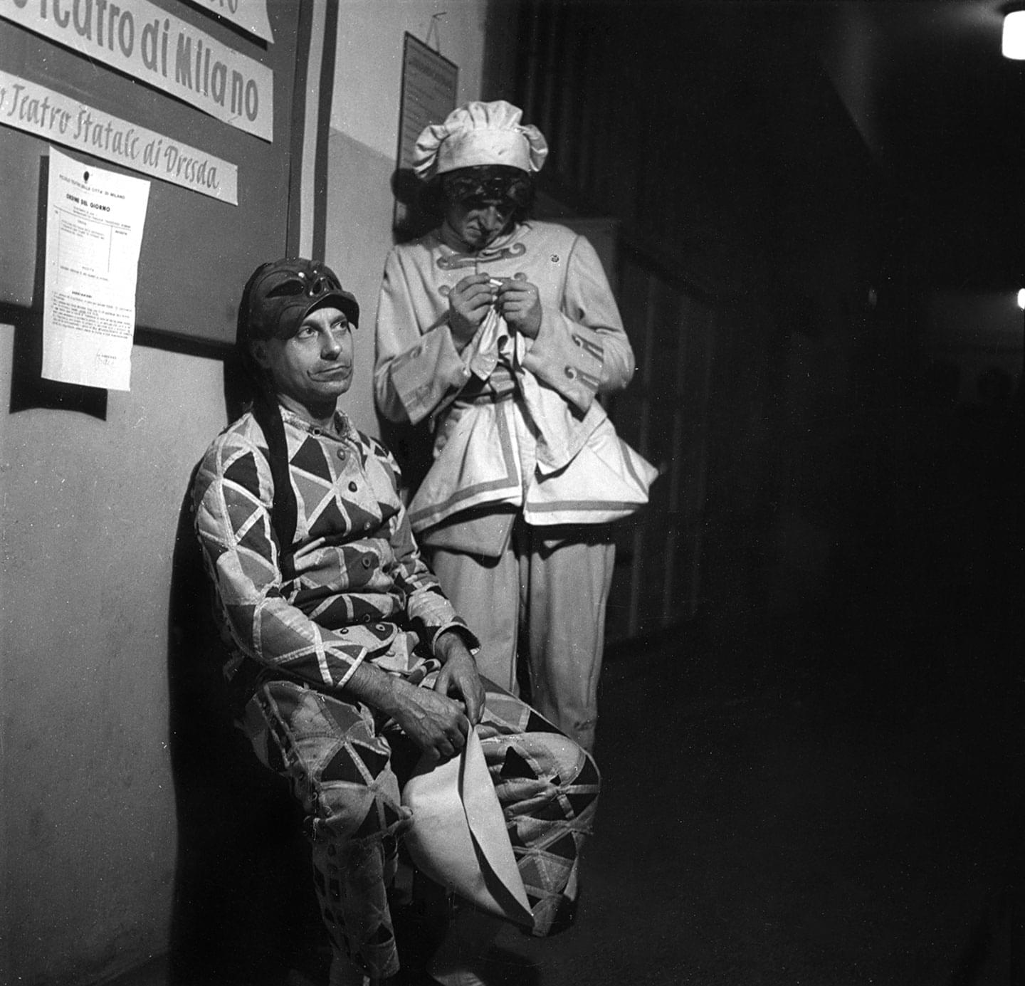 1956. Marcello Moretti e Gianfranco Mauri dietro le quinte del teatro di Dresda - Archivio Piccolo Teatro di Milano