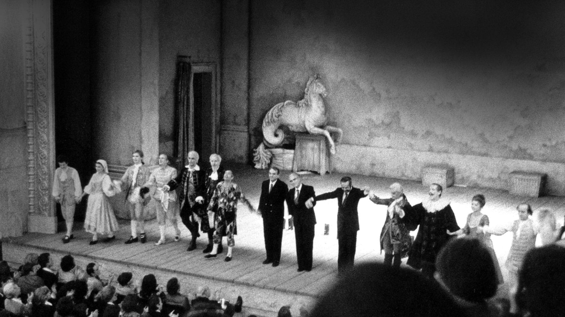 1977. I ringraziamenti al termine della prima all’Odéon di Parigi - Foto Ciminaghi/Piccolo Teatro di Milano