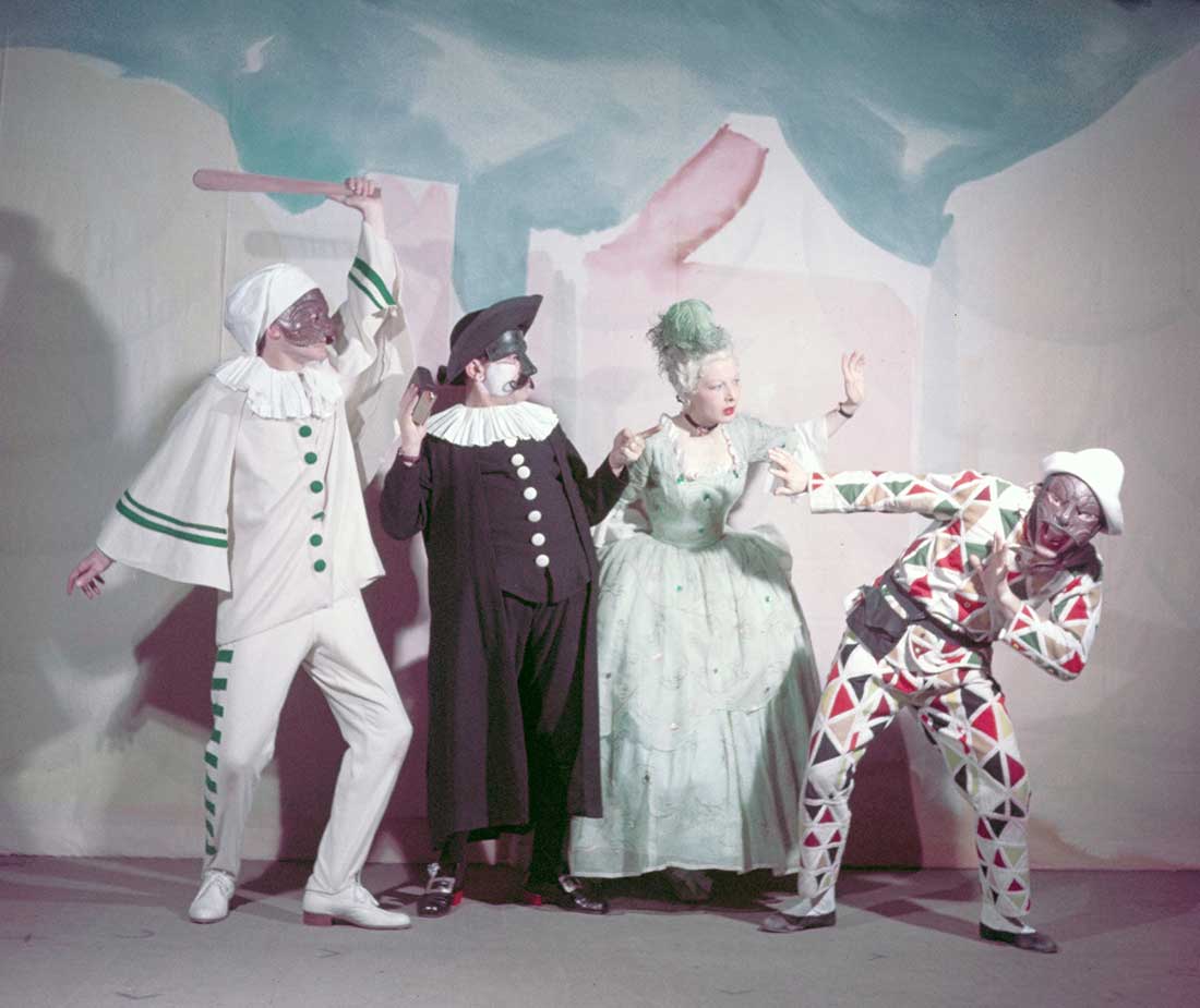 Gli attori “in posa” in una rara fotografia a colori - Archivio Piccolo Teatro di Milano