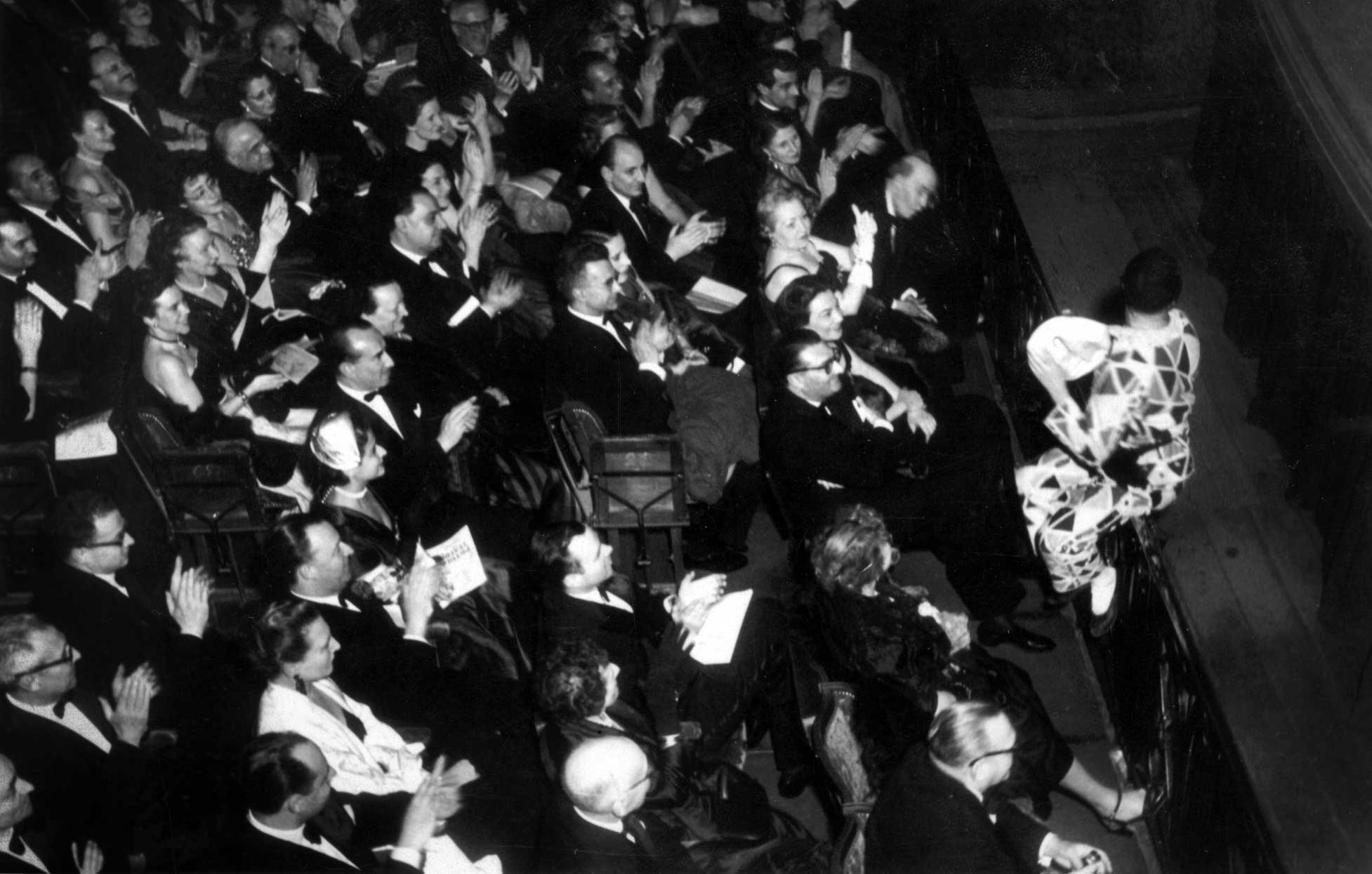 Moretti tra gli spettatori al Théâtre Marigny di Parigi, 3 marzo 1953 - Archivio Piccolo Teatro di Milano