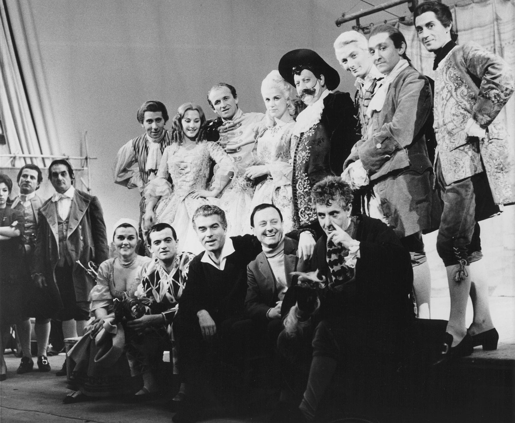 Foto di gruppo prima di partire in tournée - Archivio Piccolo Teatro di Milano