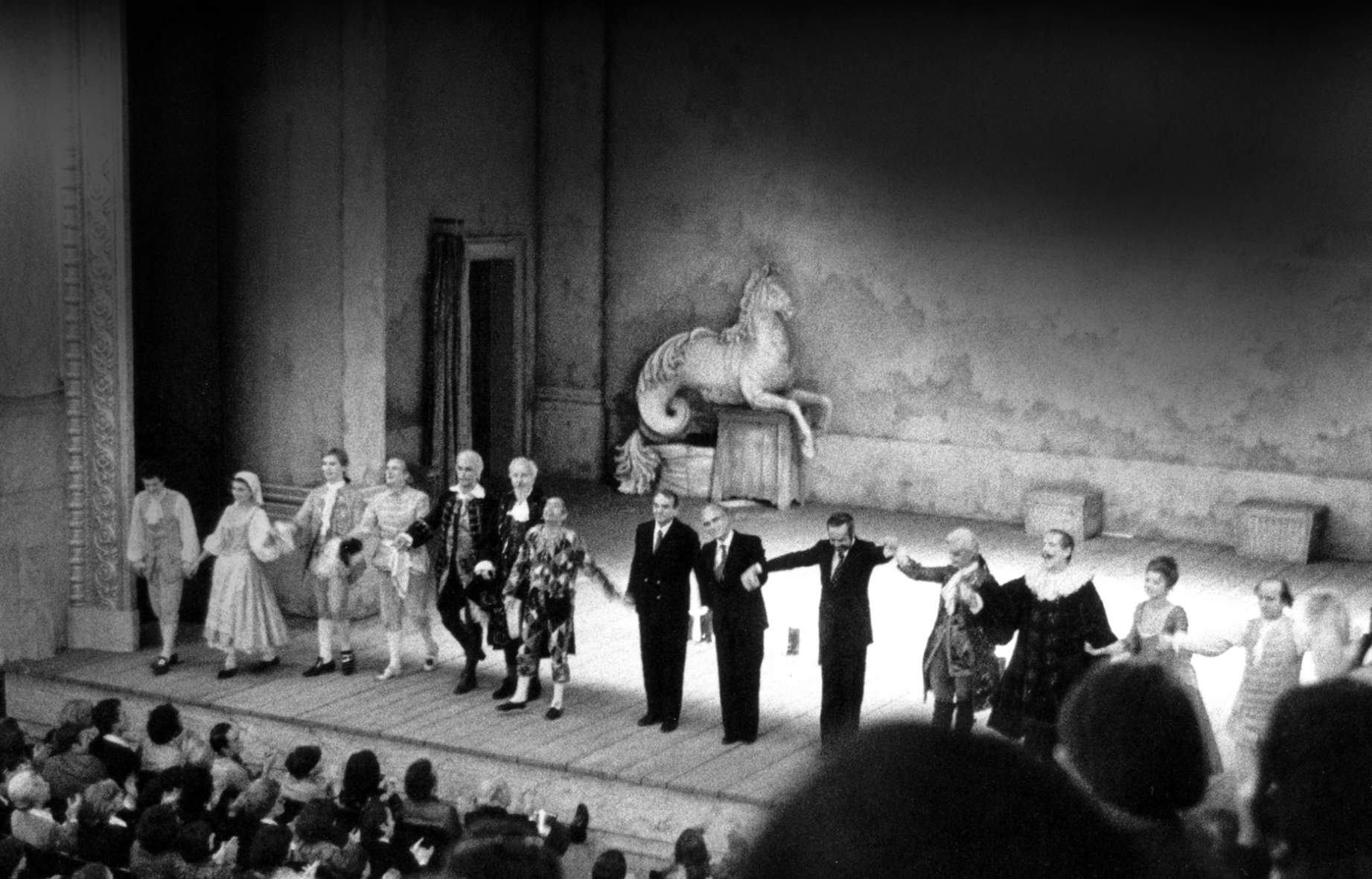 I ringraziamenti al termine della prima di Parigi - foto Ciminaghi/Archivio Piccolo Teatro di Milano 
