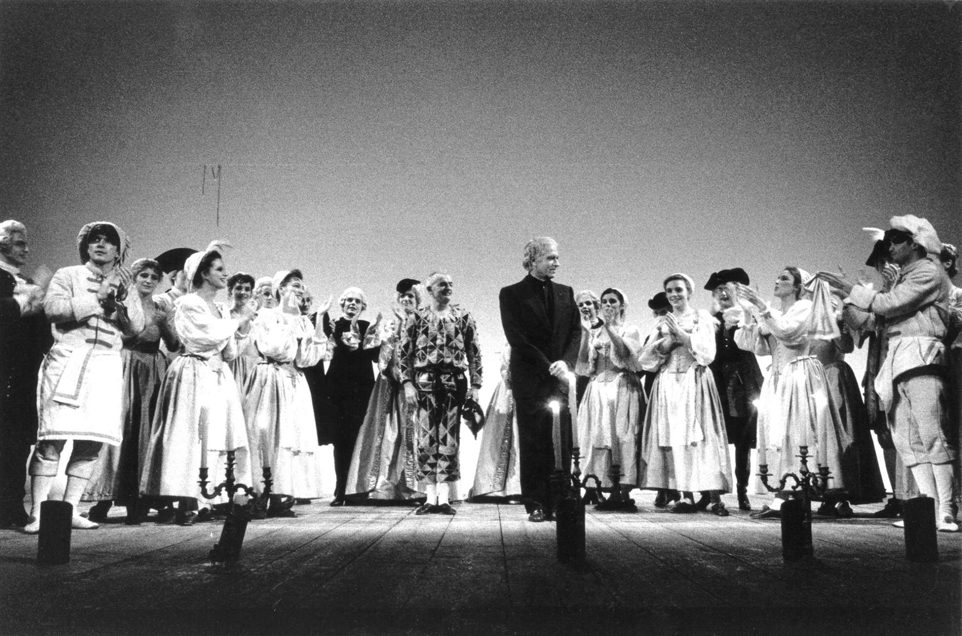 Ferruccio Soleri e Giorgio Strehler con i Giovani del Piccolo - foto Ciminaghi/Archivio Piccolo Teatro di Milano 