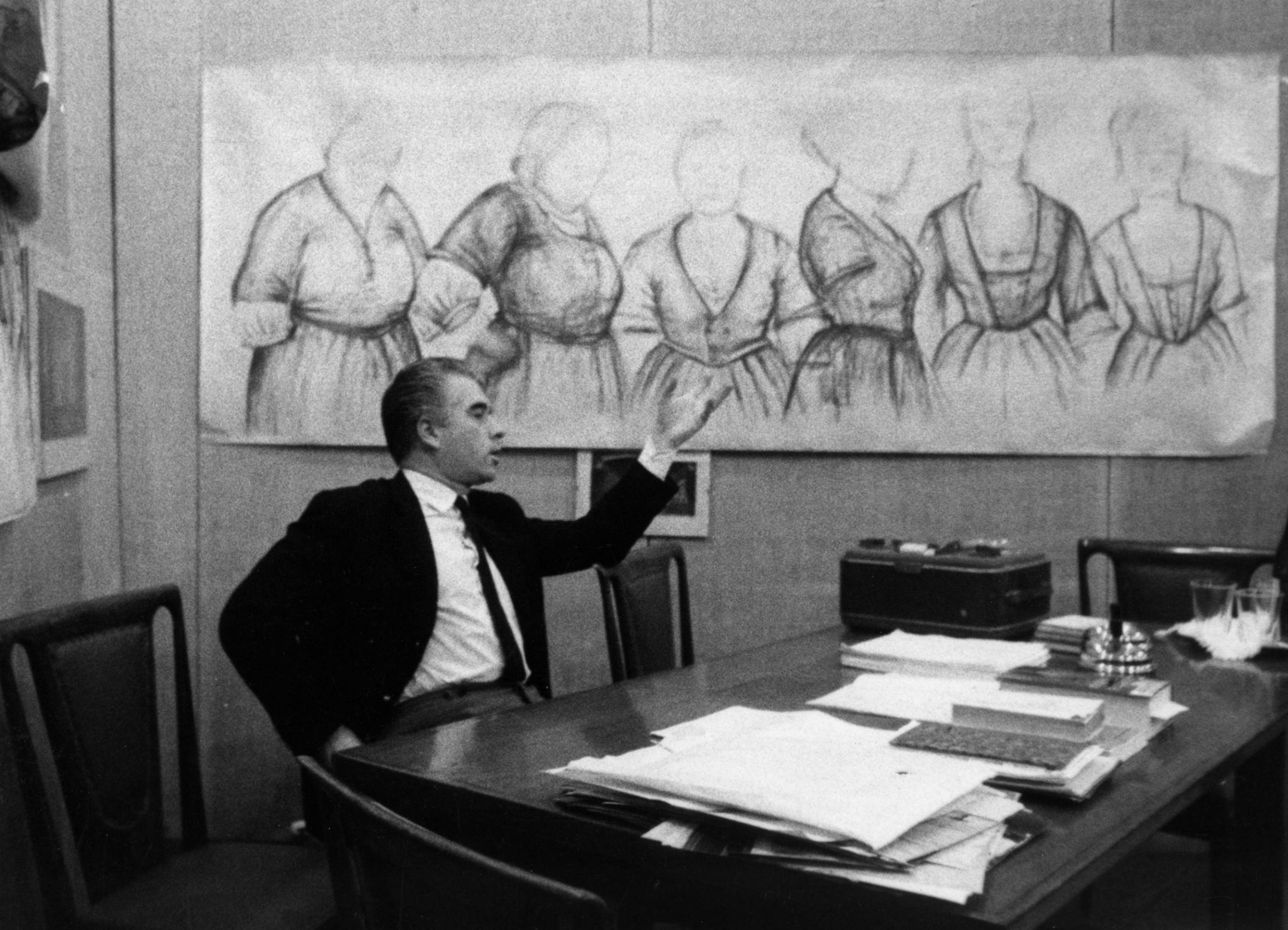 Strehler parla dello spettacolo; sullo sfondo i disegni di Luciano Damiani - foto Ciminaghi/Archivio Piccolo Teatro di Milano
