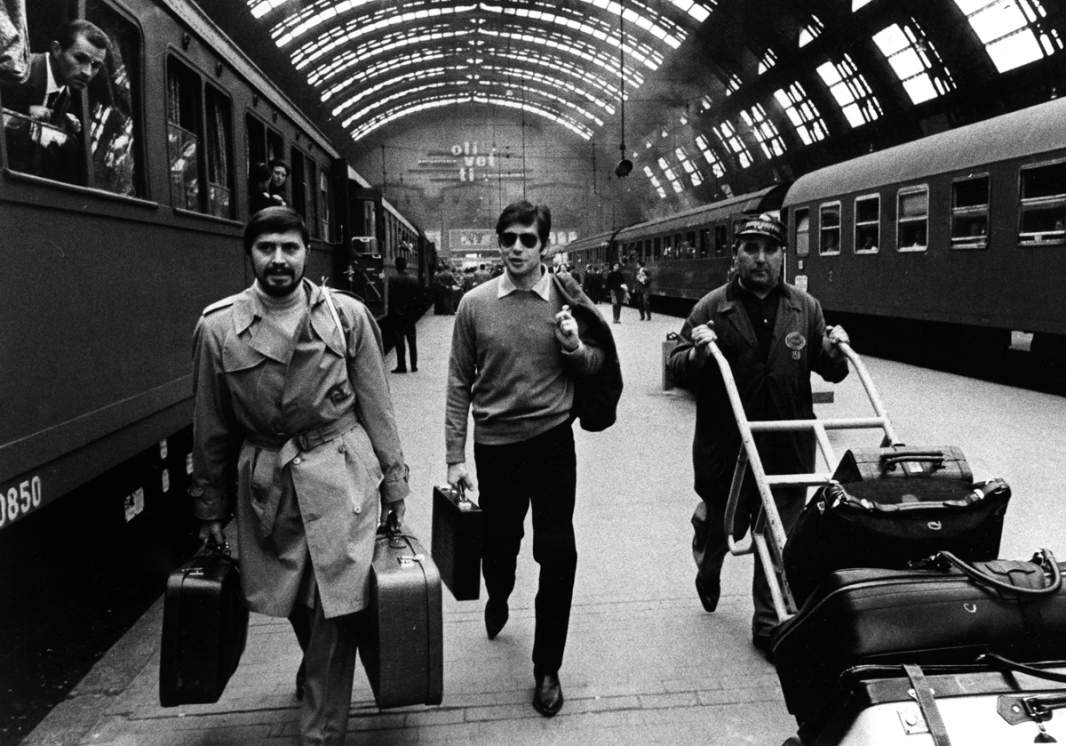1966. Stazione Centrale di Milano, in partenza per la tournée - foto Ciminaghi/Archivio Piccolo Teatro di Milano