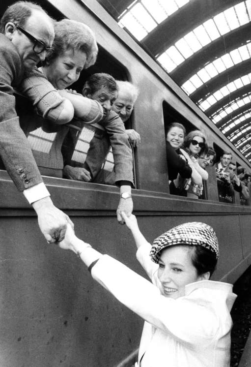 1966. Valentina Cortese saluta la compagnia prima della partenza - foto Ciminaghi/Archivio Piccolo Teatro di Milano