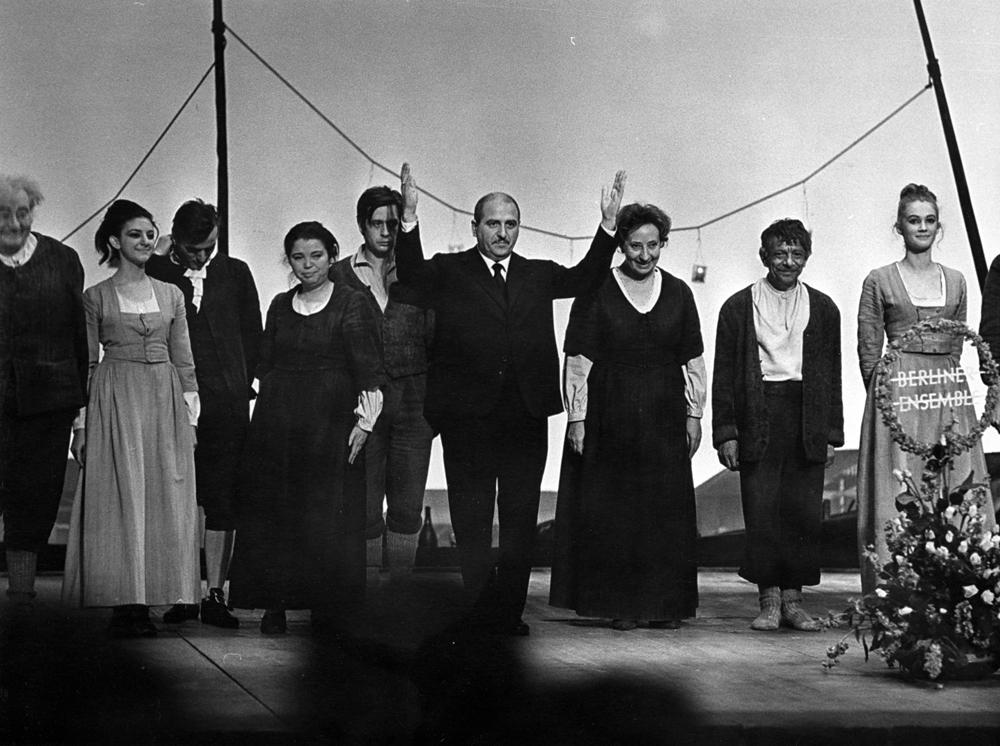 Paolo Grassi con la compagnia ringrazia alla Volksbühne di Berlino, 5 maggio 1966 - Archivio Piccolo Teatro di Milano