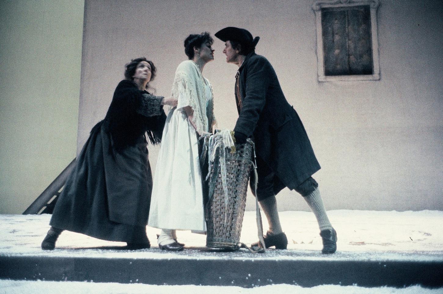 Rosalina Neri, Laura Marinoni e Lugi Diberti - Foto Ciminaghi/Archivio Piccolo Teatro di Milano 