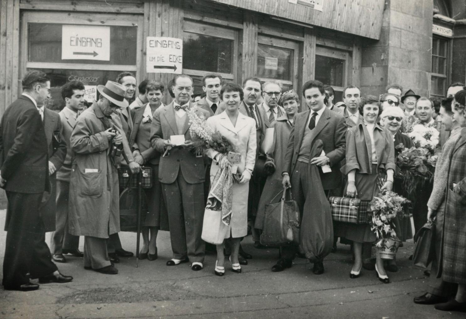 Foto di gruppo, appena arrivati a Vienna per la tournée - Archivio Piccolo Teatro di Milano 