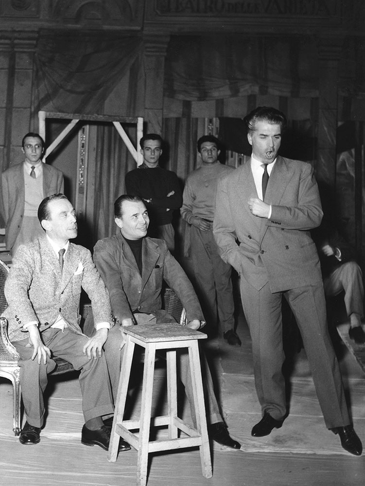 Strehler in un momento delle prove sul palcoscenico di via Rovello - Archivio Piccolo Teatro di Milano
