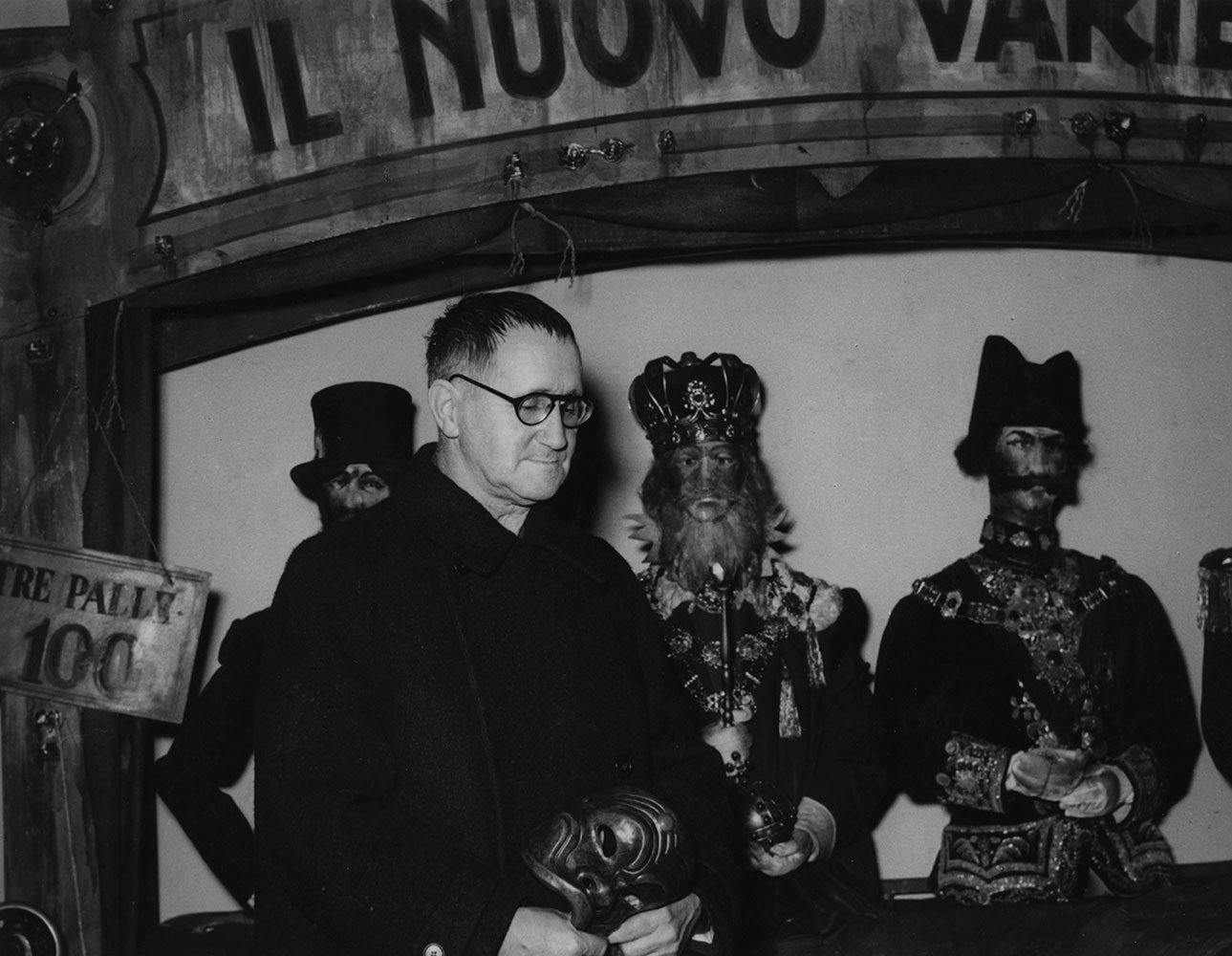 Brecht sulla scena dell’Opera da tre soldi, con in mano la maschera di Arlecchino - Archivio Piccolo Teatro di Milano 
