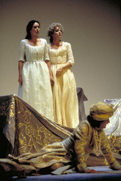 Eteri Gvzava e Terese Cullen - Foto Ciminaghi/Archivio Piccolo Teatro di Milano